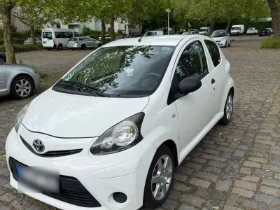 Gebraucht Toyota Aygo 69 PS (50 kW) 2014 Weiß Kleinwagen