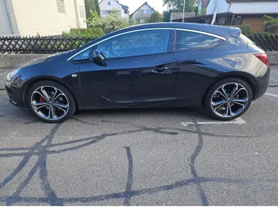 Gebraucht Opel Astra GTC Innovation 140 PS (102 kW) 2012 Schwarz Coupé