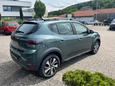 Neu Dacia Sandero Expression 122 PS (89 kW) 2026 Grün Limousine