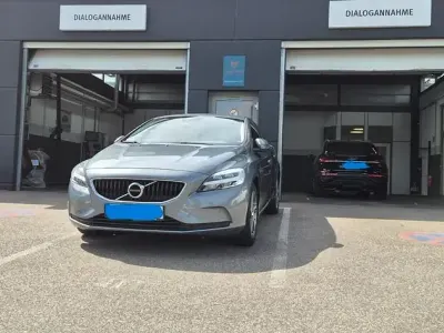 Gebraucht Volvo V40 Kinetic 152 PS (111 kW) 2017 Silber Limousine