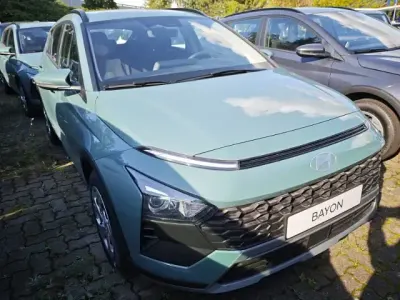 Neu Hyundai Bayon Select 101 PS (74 kW) 2025 Gruen SUV