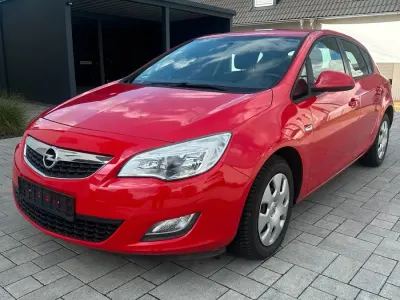 Gebraucht Opel Astra 87 PS (63 kW) 2011 Rot Limousine
