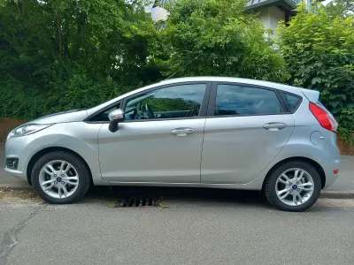 Gebraucht Ford Fiesta SYNC Edition 80 PS (58 kW) 2015 Silber Kleinwagen