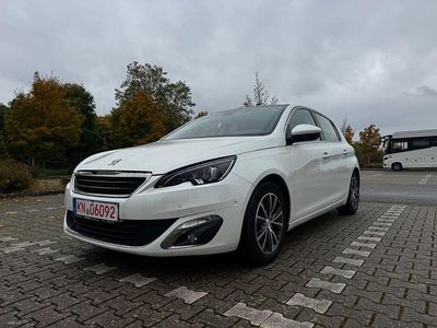 Weiß Gebraucht 2016 Peugeot 308 Allure Limousine | 11.400 € (Teuer)