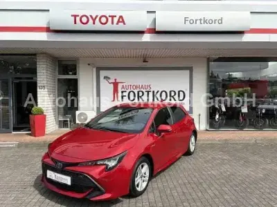 Gebraucht Toyota Corolla Hybrid Style 122 PS (89 kW) 2022 (3u5) karmina rot metallic Limousine