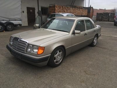Silber Gebraucht 1991 Mercedes E230 Limousine | 3.990 €