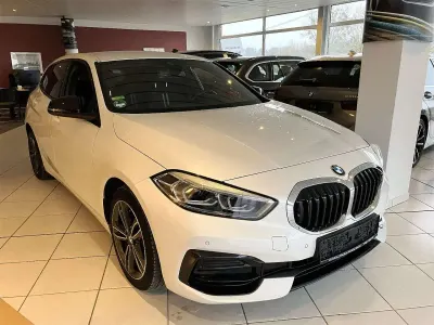 Gebraucht BMW 116 Sport Line 116 PS (85 kW) 2022 Mineralweiss metallic Kleinwagen