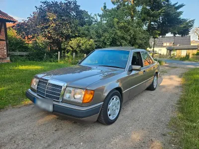 Gebraucht Mercedes E230 132 PS (97 kW) 1990 Andere farben Limousine