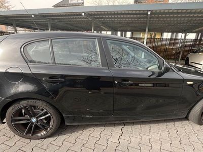 gebraucht BMW 120 i mit schwarzen Felgen - Guter Zustand
