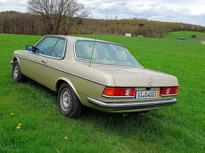 Używany Mercedes 230 109 KM (80 kW) 1979 Zielony Coupe