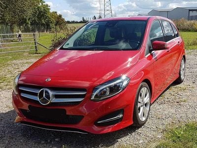 Gebraucht Mercedes B200 156 PS (114 kW) 2018 Rot Van / Kleinbus