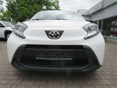 Gebraucht Toyota Aygo X X-play 72 PS (52 kW) 2022 Super white 2 SUV