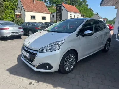 Gebraucht Peugeot 208 Allure 120 PS (88 kW) 2016 Weiß Kleinwagen