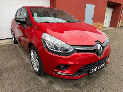Używany Renault Clio IV LIMITED 73 KM (53 kW) 2018 Czerwony Sedan/Limuzyna