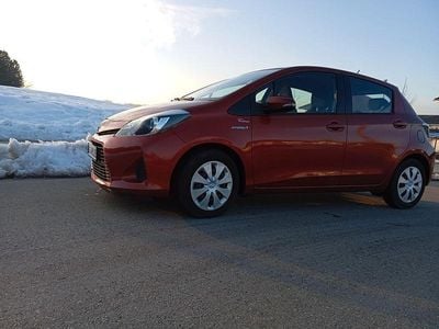 Rot Gebraucht 2012 Toyota Yaris Hybrid Limousine | 7.700 € (Etwas zu teuer)