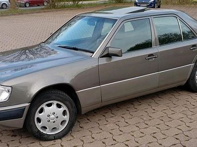 Second-hand Mercedes E230 132 CP (97 kW) 1992 Gri Berlinǎ