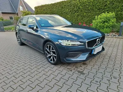Gebraucht Volvo V60 Momentum 150 PS (110 kW) 2020 Blau Kombi