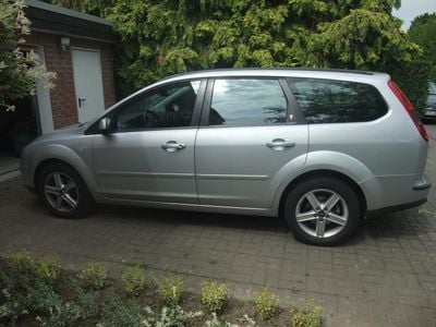 Gebraucht Ford Focus Ghia 101 PS (74 kW) 2005 Silber metallic Kombi