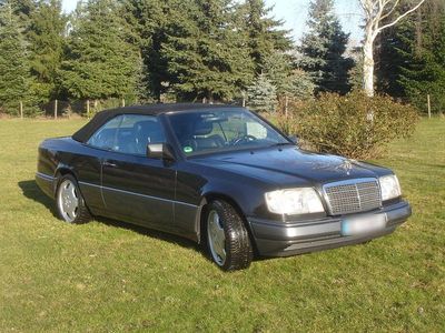 Używany Mercedes E200 136 KM (100 kW) 1995 Czarny Kabriolet