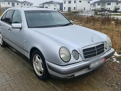 Gebraucht Mercedes E290 129 PS (94 kW) 1998 Silber Limousine