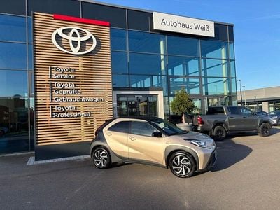 Gebraucht Toyota Aygo X Team 72 PS (52 kW) 2024 Ginger beige metallic/ night sky black SUV