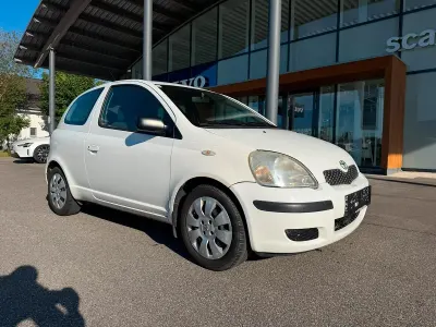 Gebraucht Toyota Yaris 90 PS (66 kW) 2003 Weiß Kleinwagen