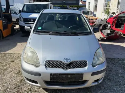 Gebraucht Toyota Yaris 65 PS (47 kW) 2004 Silver mica metallic Kleinwagen