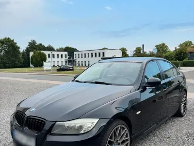Gebraucht BMW 318 150 PS (110 kW) 2011 Schwarz Limousine