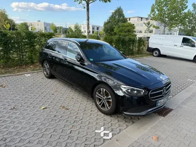 Gebraucht Mercedes E220 Avantgarde 194 PS (142 kW) 2022 Schwarz Limousine