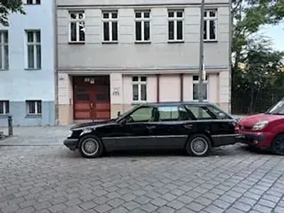 Gebraucht Mercedes 220 150 PS (110 kW) 1995 Schwarz Limousine