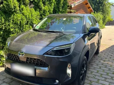 Gebraucht Toyota Yaris Hybrid 116 PS (85 kW) 2024 Grau SUV