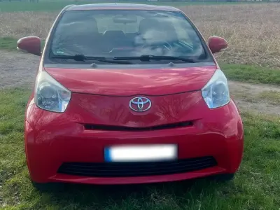 Second-hand Toyota iQ 68 CP (50 kW) 2011 Roșu Hatchback