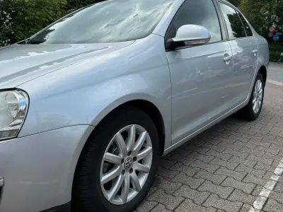 Gebraucht VW Jetta 105 PS (77 kW) 2010 Silber Limousine
