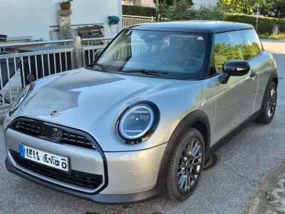 Używany Mini Cooper Classic 156 KM (114 kW) 2024 Srebrny Hatchback