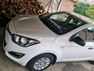 Gebraucht Hyundai i20 86 PS (63 kW) 2014 Weiß Kleinwagen