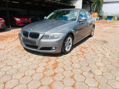 Gebraucht BMW 320 177 PS (130 kW) 2009 Grau Limousine