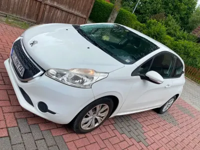 Gebraucht Peugeot 208 Active 82 PS (60 kW) 2014 Weiß Kleinwagen