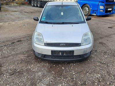 Gebraucht Ford Fiesta Ambiente 80 PS (58 kW) 2004 Silber Kleinwagen