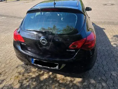 Gebraucht Opel Astra Design Edition 140 PS (102 kW) 2011 Schwarz Limousine