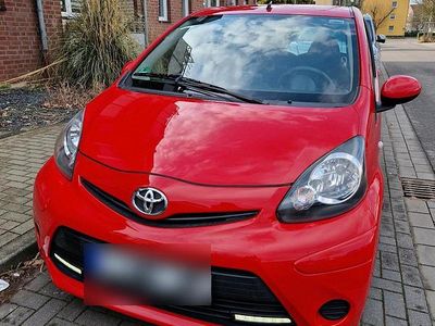 Gebraucht Toyota Aygo 68 PS (50 kW) 2014 Rot Kleinwagen