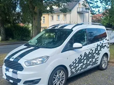 Gebraucht Ford Tourneo Courier Ambiente 101 PS (74 kW) 2016 Weiß Van / Kleinbus