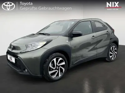 Gebraucht Toyota Aygo X Basis 72 PS (52 kW) 2023 Cardamon green metallic/ night sky black SUV
