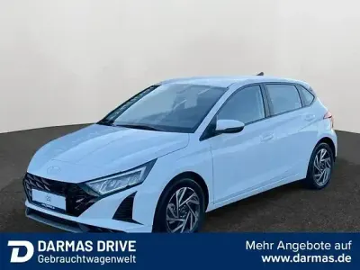 Gebraucht Hyundai i20 Trend 101 PS (74 kW) 2024 Weiß Limousine