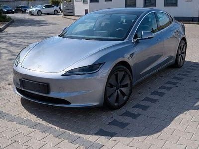 Begagnad Tesla Model 3 RWD 208 kW (283 HK) 2025 Grå Sedan