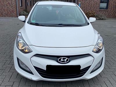 Gebraucht Hyundai i30 Edition 99 PS (72 kW) 2013 Weiß Limousine
