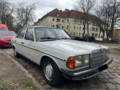 Usata Mercedes 200 60 CV (44 kW) 1984 Bianco Berlina