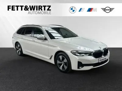 Gebraucht BMW 520 Efficient Dynamics 190 PS (139 kW) 2022 Mineralweiß metallic Kombi