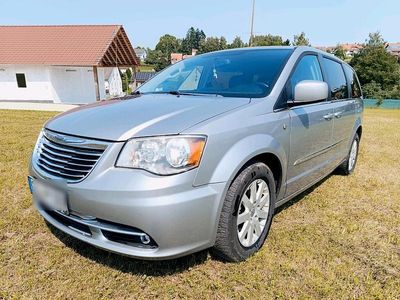 Grau Gebraucht 2016 Chrysler Town & Country Van / Kleinbus | 9.900 €