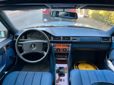 Gebraucht Mercedes E250 90 PS (66 kW) 1986 Blau Limousine