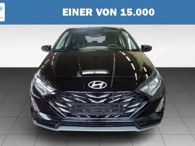 Gebraucht Hyundai i20 Select 101 PS (74 kW) 2024 Schwarz metallic Kleinwagen
